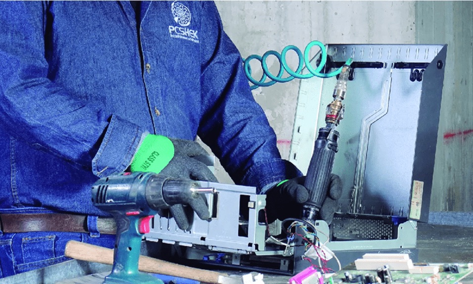 Trabajo técnico con equipos electrónicos en imagen publicada por PCSHEK
